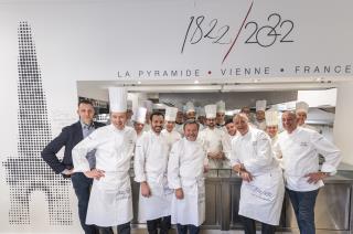 Un premier repas réunissant quatre grandes maisons avec, au premier rang, de gauche à droite, les...