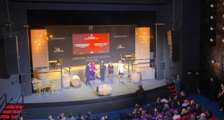 Cérémonie Michelin 2022 , prix de l'accueil et du service remis à Anne-Charlotte Pérou, du...