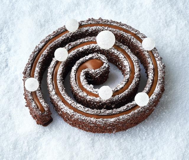 Maxence Barbot, chef pâtissier du Shangri-La Hotel Paris, propose sa bûche Le Jardin sous la Neige.