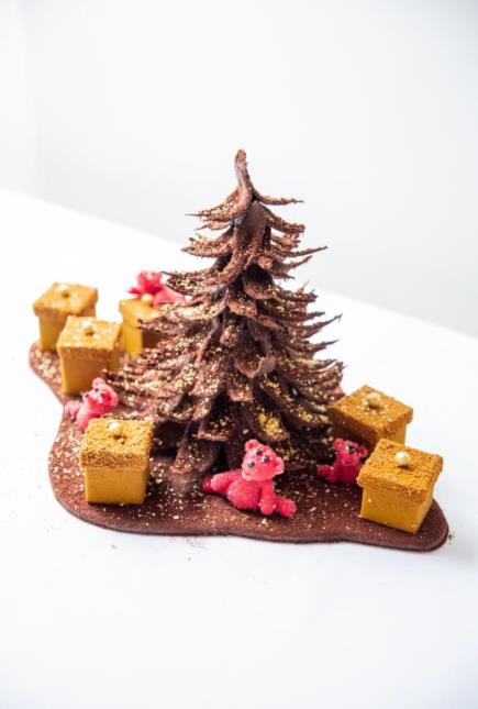 'Sous le sapin' est la création d'Angelo Musa, champion du monde de la pâtisserie et MOF, et d'Alexandre Dufeu, chef pâtissier de l'Hôtel Plaza Athénée.