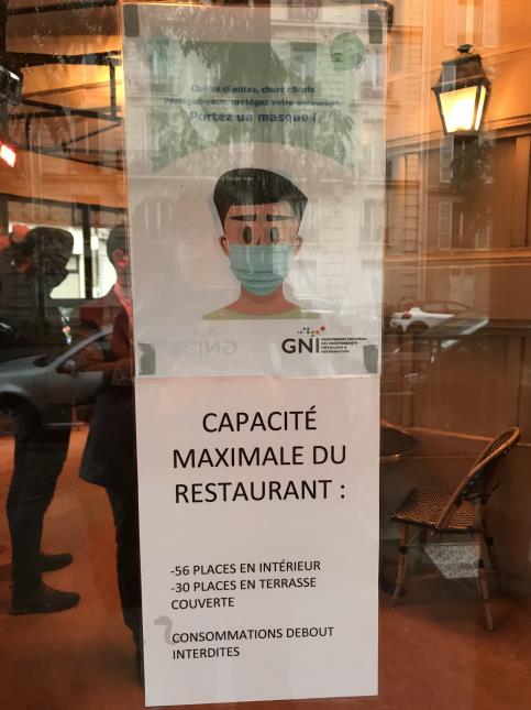 La capacité d'accueil du restaurant doit être affiché sur la porte d'entrée de l'établissement.