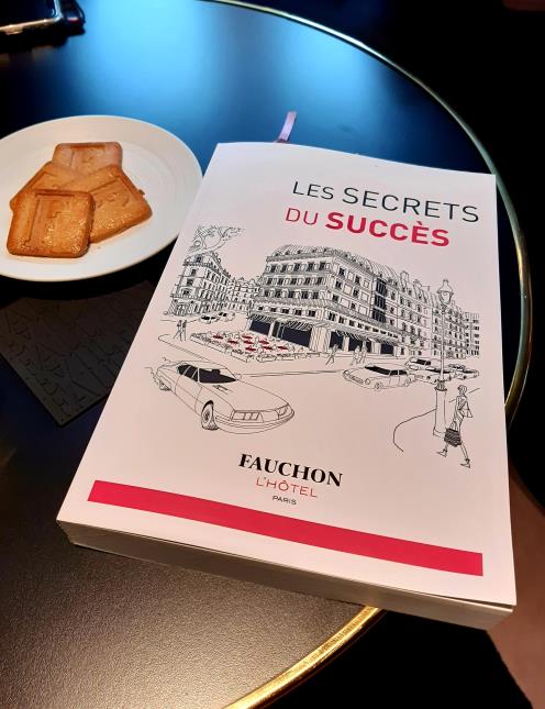 Ce guide, à disposition aussi sur une appli, vise à redonner une dynamique aux 77 salariés de l'hôtel Fauchon, à Paris.