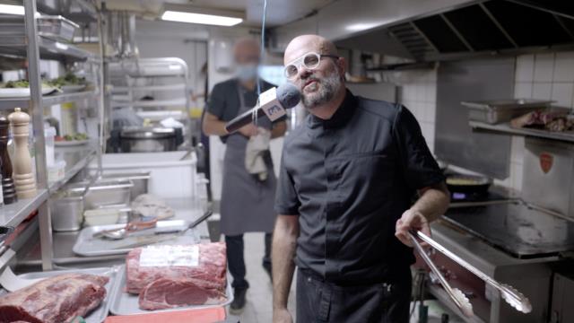 Le chef de la Java Bleue qui chante pendant le service