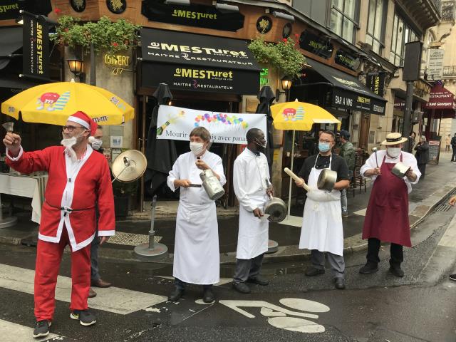 Concert de casseroles et gamelles devant le Mesturet à Paris 9eme