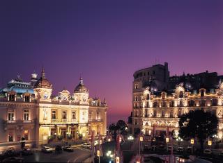 la place du casino la nuit