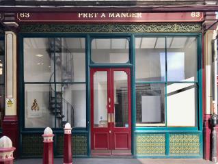 Dans la City de Londres, près de St Paul, une boutique Prêt à Manger fermée