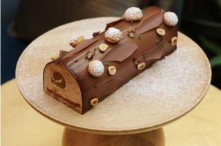 La bûche gourmande de Julien Delhomme, chef pâtissier de l'Hôtel du Louvre.