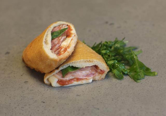 Les panzerotti sont de petits beignets italiens à base de pâte à pizza, qu'on mange avec les mains