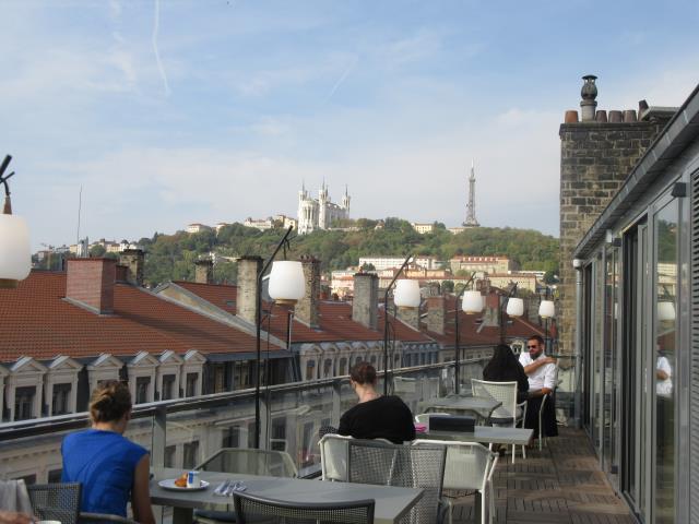 Avec sa vue imprenable sur la ville, le rooftop apporte une plus-value à l'hôtel et un caractère différentiant.