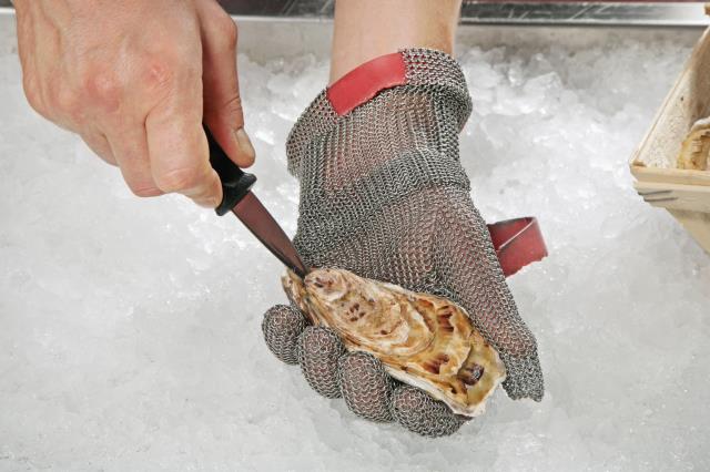 Ouvrez les huîtres seulement quelques minutes avant le service, afin qu'elles aient le temps de faire une seconde eau et maintenez-les dans une ambiance fraiche (entre 4 et 10 °C).