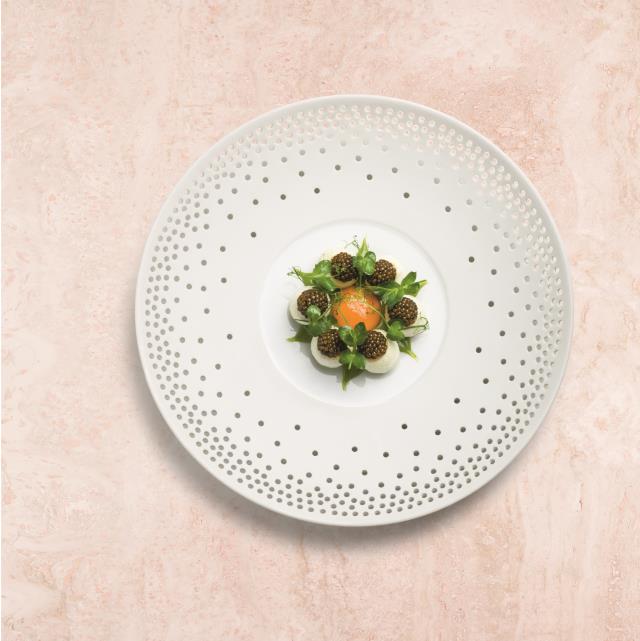 Blancs-mangers d'oeuf, coulis petit-pois-sarriette et caviar golden