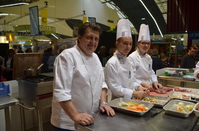 Le chef Stéphane Derbord, nouveau président de l'Amicale des Cuisiniers de Côte d'Or, aux côtés de deux concurentes engagées dans les 21e Rencontres Féminines Hôtelières, organisées par l'Amicale durant la Foire Gastronomique de DIjon 2018.