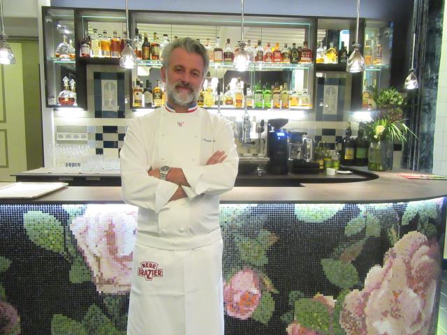 Le chef Mathieu Viannay dans le bar du restaurant, sa pièce préférée.