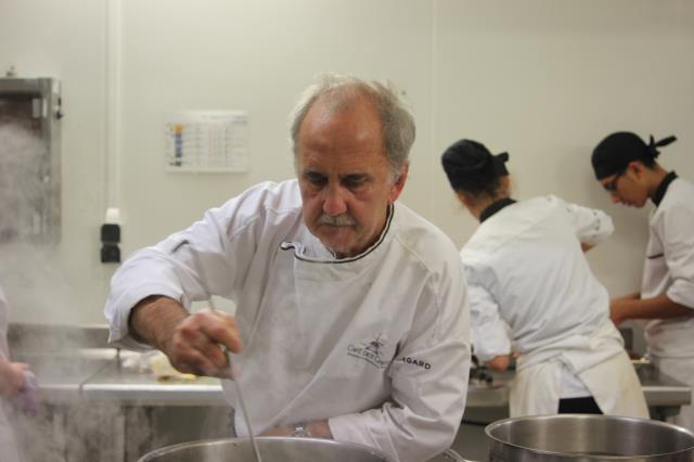 Le chef Antoine Souillat (photo) et le chef Christophe Vauthier ont supervisé les élèves, soutenus par les enseignants.