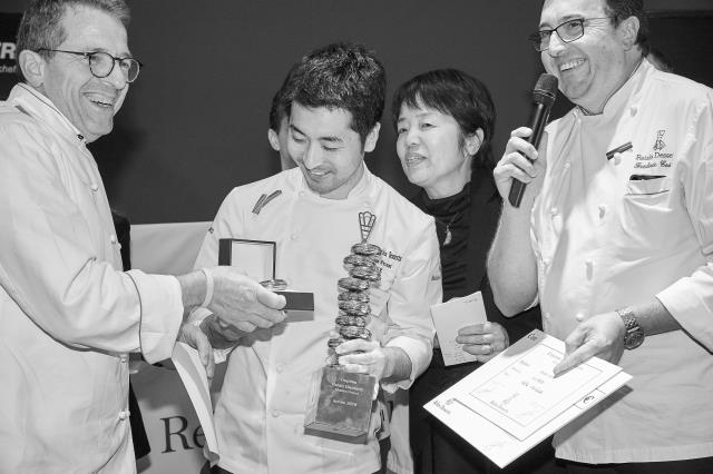 Keita Ishiguro avec à droite Frédéric Cassel et à gauche Jeff Oberweis.