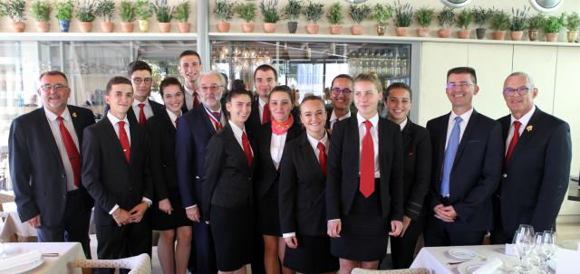 Les élèves sommeliers et l'équipe pédagogique entourant Philippe Faure-Brac, président de la classe sommellerie.