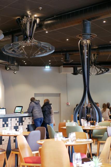 Entre ambiance chic mais industrielle...Le restaurant donne directement sur les zones de Polydôme, où le chef doit proposer de la restauration les jours de manifestation.