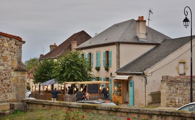 L'auberge fait face à l'église du XIIe siècle, lieu touristique du village.