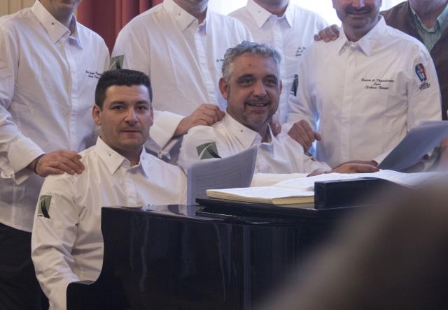 Frédéric Stalport (à gauche), entouré par les chefs avant de passer en cuisine lors de la soirée anniversaire.