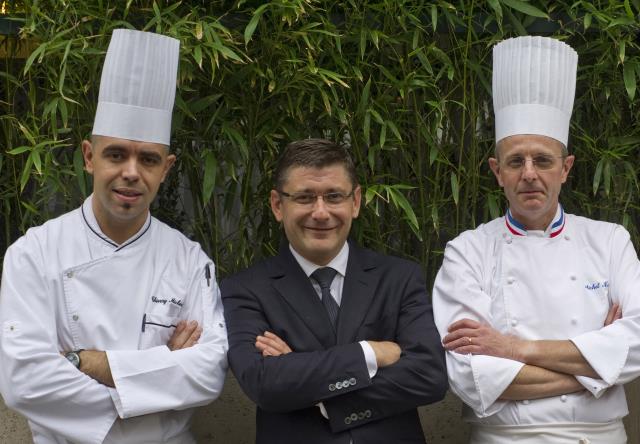 Chez Pierre Gagnaire, la fidélité n'est pas un vain mot pour Hervé Parmentier (au centre, 20 ans de maison), Thierry Mechinaud (à gauche, 20 ans) et Michel Nave (à droite, 36 ans).