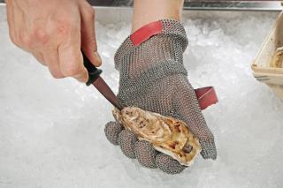 Ouvrez les huîtres seulement quelques minutes avant le service, afin qu'elles aient le temps de...