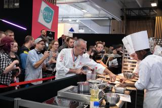 Démarrage du concours Chef en Or dans la catérorie apprentis sous le regard du public.