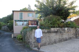 Caché en bord de Dordogne, l'hôtel restaurant de Philippe Poisier devient invisible si l'on...