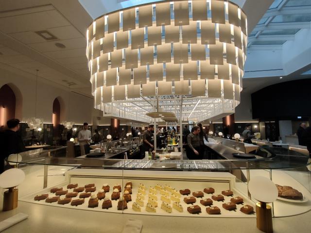 Au centre de la salle, un bar de 30m de circonférence coiffé de 400 'feuilles blanches' textiles.