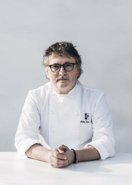 Andoni Luis Aduriz,  restaurant Mugaritz à San Sebastián en Espagne reçoit l'Icon Award pour sa 'contribution exceptionnelle au monde de la gastronomie'.