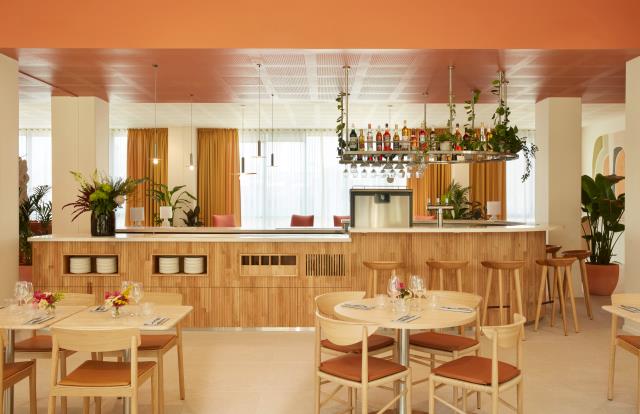 Le bar en bois, conçu par Laune Architecture.