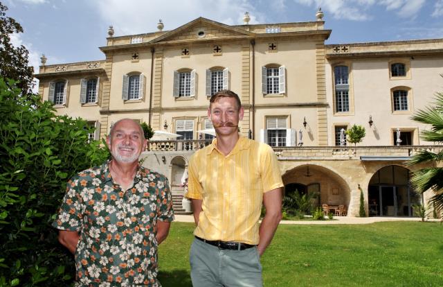 Christophe Tailleur et Philippe Huber au pied du château de Collias qui s'ouvre sur un parce de dix hectares.