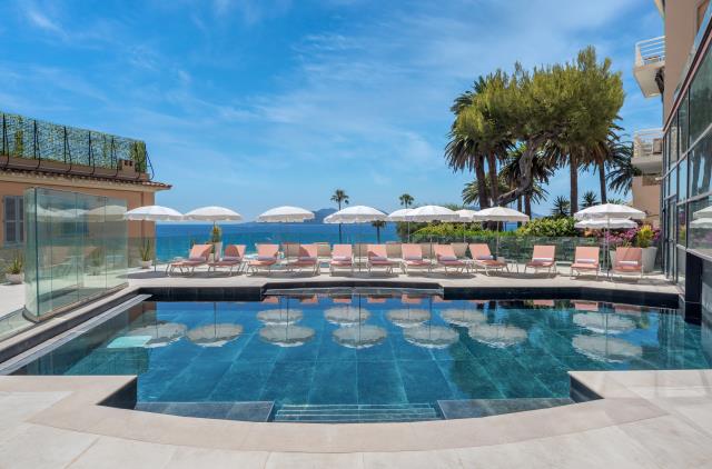 La piscine intérieure et extérieure du Canopy by Hilton Cannes.