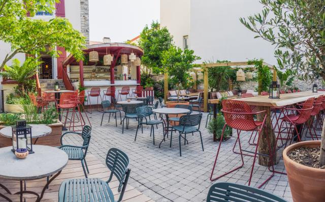 La terrasse du bar de l'hôtel Saint-Julien.