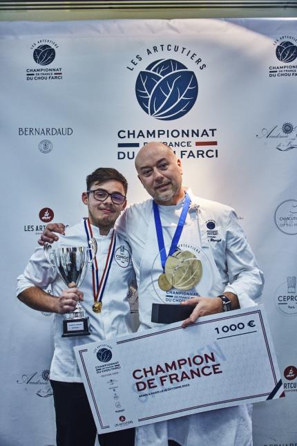 Gregory Gbiorczyk, chef exécutif au Molitor à Paris, avec son commis Thomas Guyon, sont les gagnants du Championnat de France du chou farci.