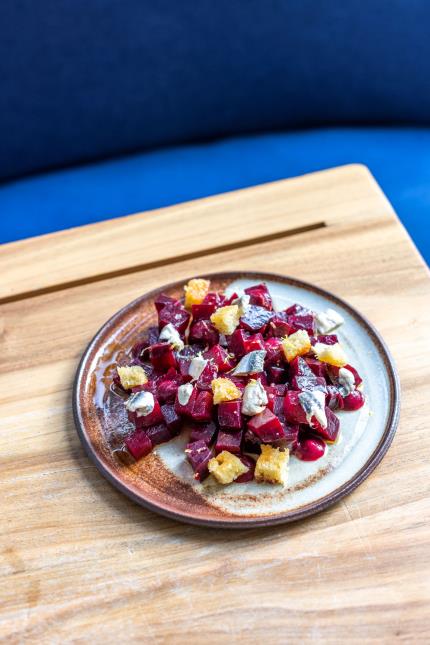 Betteraves crapaudine en salade, vinaigrette à l'oseille et anchois : Une recette de Camille Guérin (A Table !, Paris)