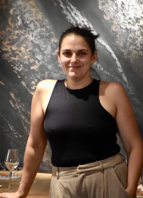 Autodidacte, la sommelière Maïté Verriez aime le contact avec la clientèle et se passionne pour le vin depuis 2012.