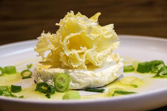 Pélardon fermier et Tête de Moine aux halles de Nîmes à La Pie qui Couette, le péché gourmet du chef Emmanuel Leblay.