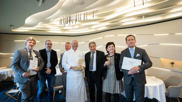 De gauche à droite : Bruno Bruchet, vice-président Tables & Auberges, Thierry Lacombe, Directeur Général T&A, Serge Villaume, secrétaire général fondateur T&A, Christopher Coutanceau, Jean Lanau, fondateur T&A, Nathalie Grenet, Présidente des T&A, Nicolas