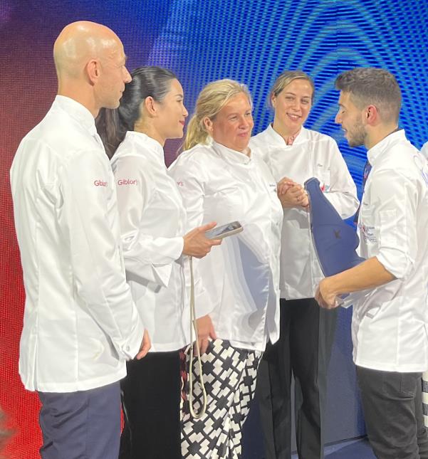 Les membres du jury, Riccardo Camanini, Vicky Lau, Hélène Darroze et Pía León félicitent le vainqueur Nelson Freitas.