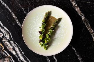 Asperge vertes, crème de scamorzza et algues du Croisic, une recette de Baptiste Renouard.