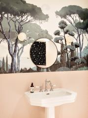 Dans les toilettes du restaurant du concept-store Make my Lemonade (Paris) : couleurs douces et...