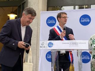 Alain Fontaine (gauche) et Ariel Weil, maire de Paris Centre, lors de la remise de la médaille...