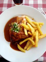 A 6.86 euros, le poulet est fermier, les frites sont fraîches et le service fort agréable et...