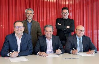 Signature de l'accord de partenariat entre Synetam et GL events. De g. à d. : Guilhem Pinault...