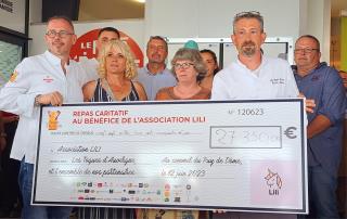 Le chèque de 27 350 € entre les mains de Rodolphe Regnauld, président des Toques d'Auvergne et chef...