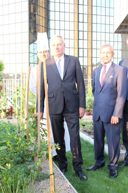 Jean-Marc Ayrault et André Cointreau dans le potager du Cordon Bleu.