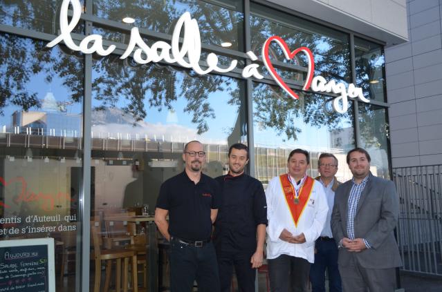 De gauche à droite, les deux formateurs de la Salle à manger de Grenoble, David Moncel et Sylvain  Dodos, en compagnie de François Bakry, président des disciples d'Escoffier des Grandes Alpes, Gaël Charveriat, responsable partenariat des Apprentis d'Auteu