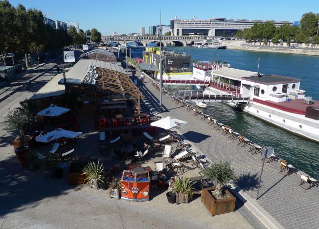 Les voies sur berges accueillent en outre une soixantaine de bars et de restaurants.