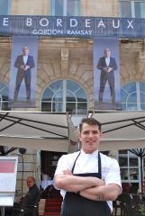 Alex Thiebaut (premier plan) devant la brasserie Le Bordeaux Gordon Ramsay bien identifiée avec les...