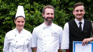 Les lauréats : Jade Ferron et Hadrien Courteille et le président des cuisiniers Rudy Carnis